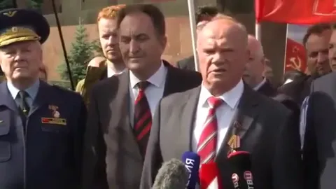 Коммунист выступает перед журналистами