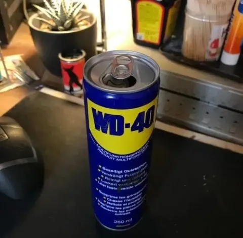 WD-40 auf dem Schreibtisch