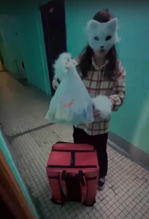 Кошка приехала с подарками