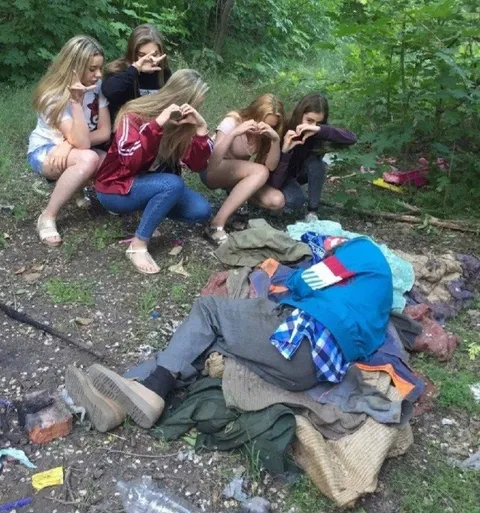 Девушки над павшим воином