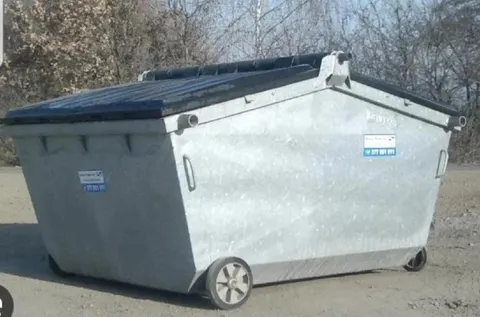 Огромный мусорный контейнер