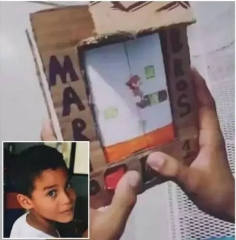 Картонная консоль с Марио