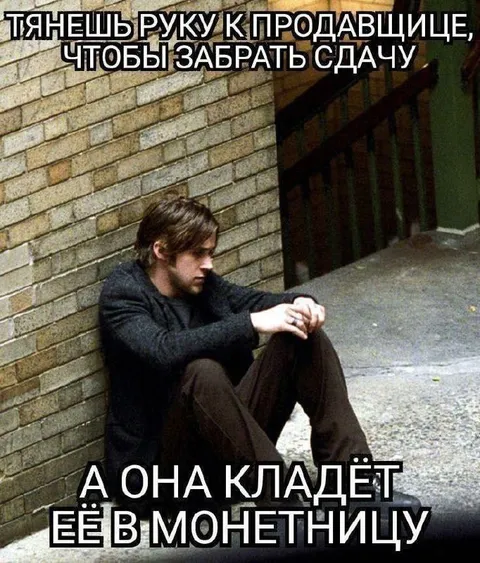 Продавщица кладёт сдачу в монетницу