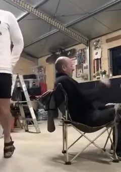 Мужчина не понимает происходящее