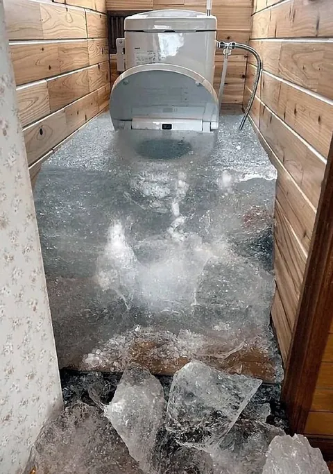 Туалет в ледяной комнате