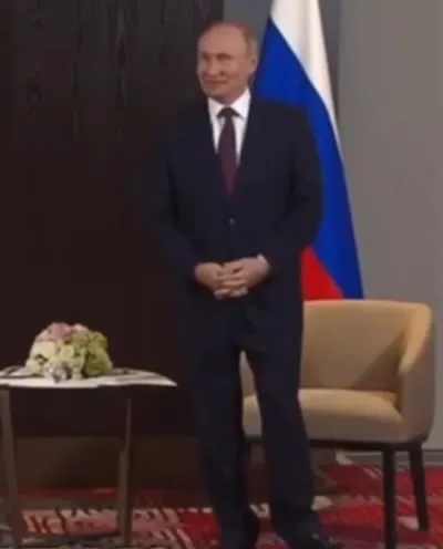 Путин неловко стоит и улыбается