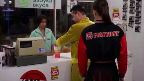Покупатель уходит из магазина