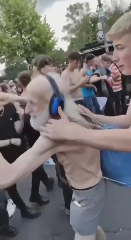 Админ танцует на сходке