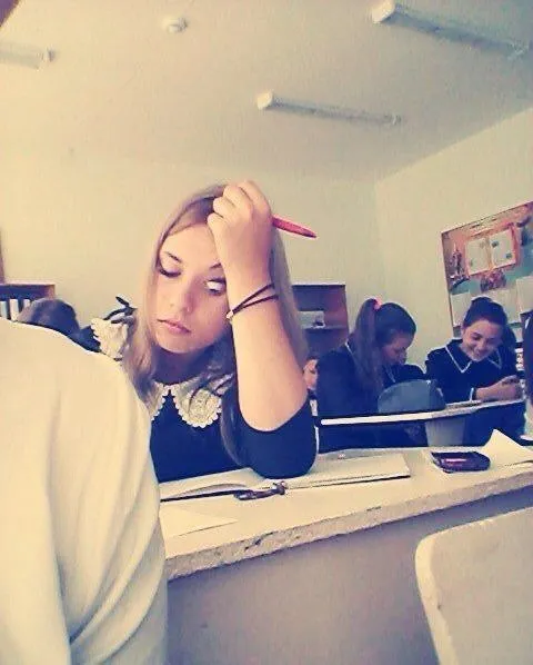Девушка задумалась на уроке
