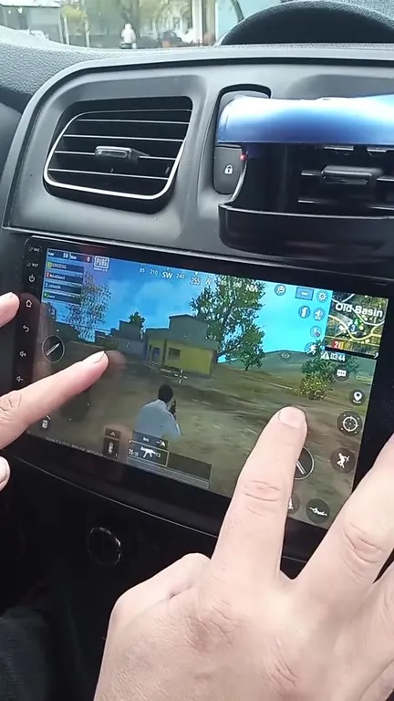 Игра в PUBG в машине