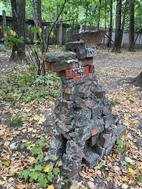 Кирпичный монстр во дворе