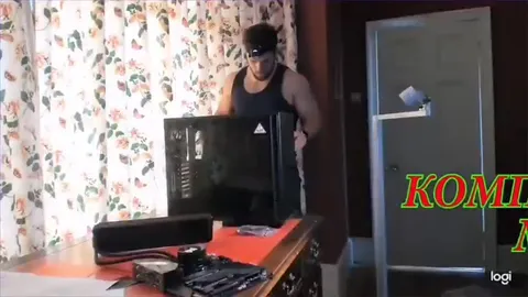 Компьютерный мастер собирает ПК