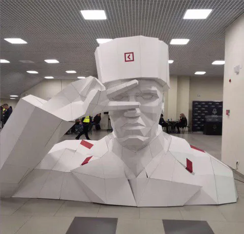 Полигональный человек отдаёт честь