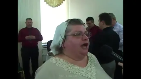 Женщина эмоционально что-то объясняет