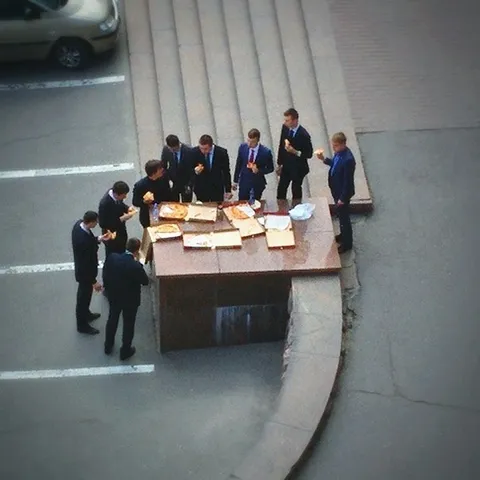 Деловая встреча с пиццей