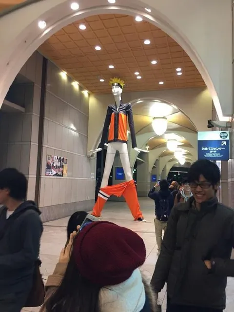 駅構内の巨大な忍者像