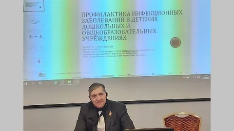 Стивен Фрай дома на лекции
