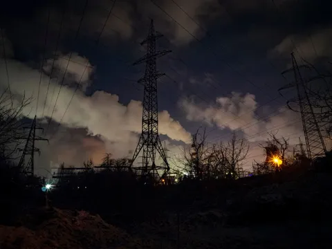 Мрачный вид на линии электропередач
