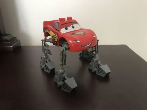 Молния Маккуин на механических ногах