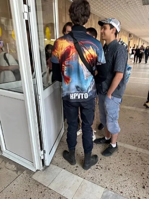 Футболка с надписью «КРУТО»