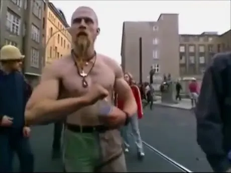 Люди танцуют на улице