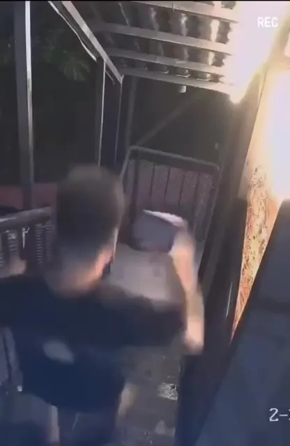 Падение на мокрой лестнице