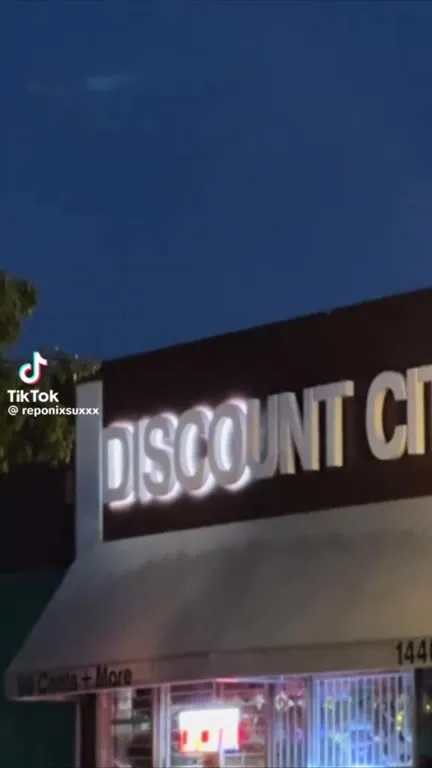 Ночной битбокс у Discount City