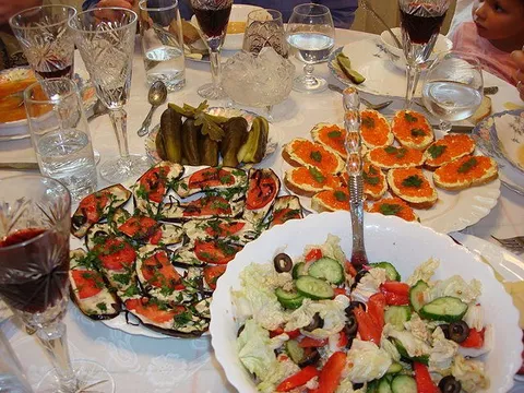 Праздничный стол с закусками