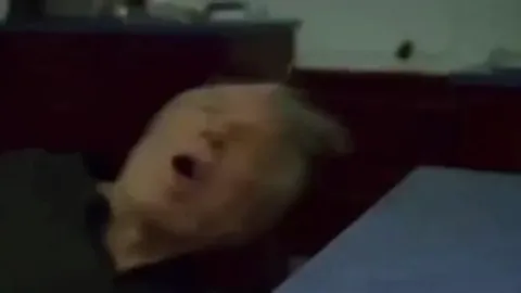Мужчина драматично поёт лёжа