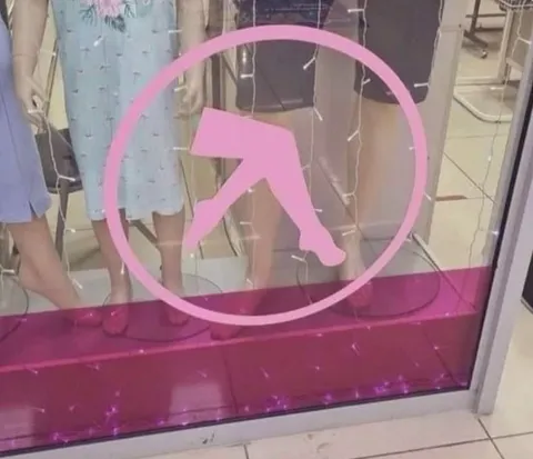 Странный розовый логотип
