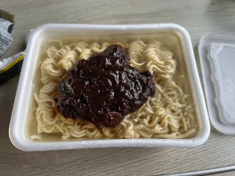Лапша с подозрительной начинкой