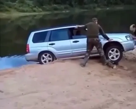 Машина уезжает в воду