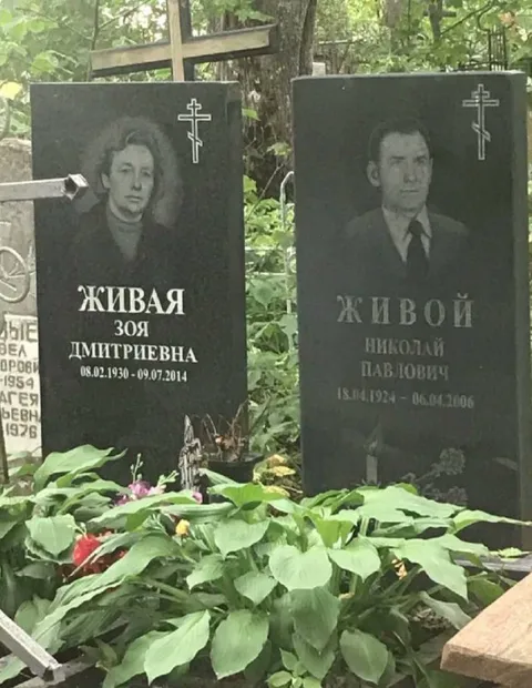 Живые на надгробиях