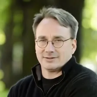 Линус Торвальдс понимающе улыбается
