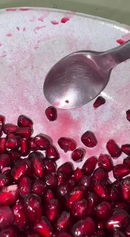 Ложка среди гранатовых зёрен