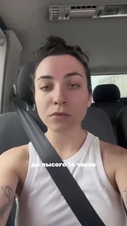 Не умеет читать плакат на концерте