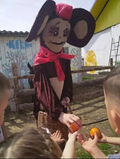 Чебурашка раздаёт мандарины