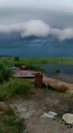 Мужчина убегает от грозы