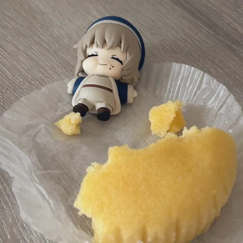 Кукла рядом с огромным пирогом