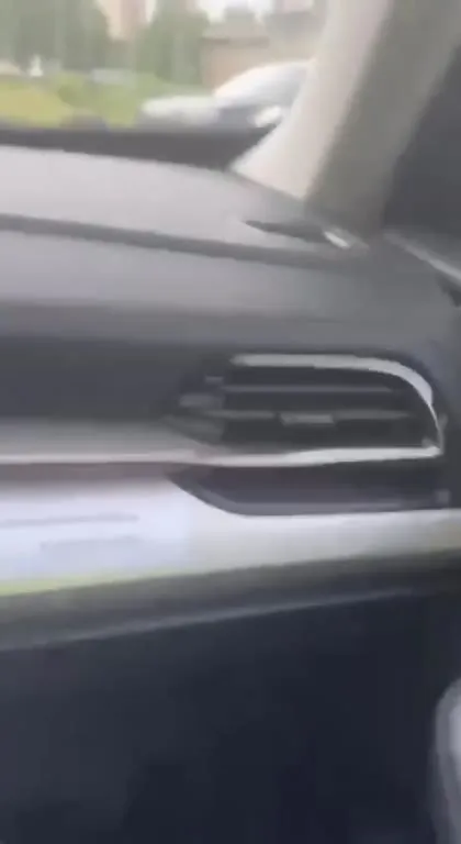 Человек убегает по газону