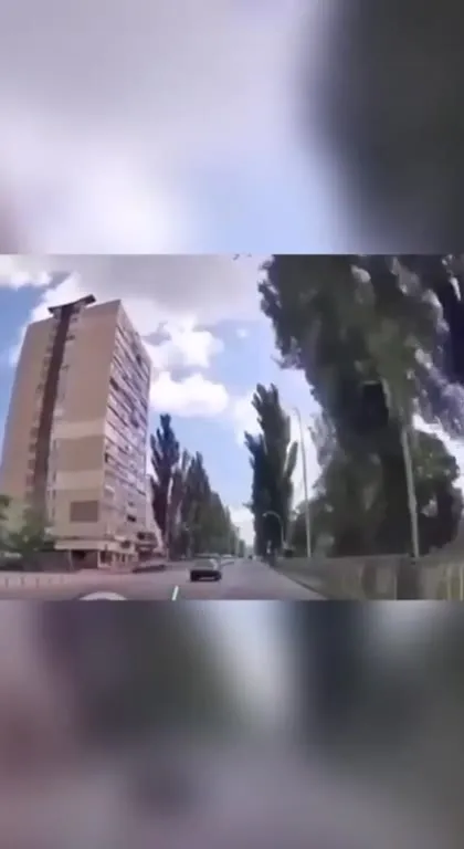 Голый мужчина выбегает на дорогу
