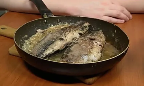 Селёдка в сковороде