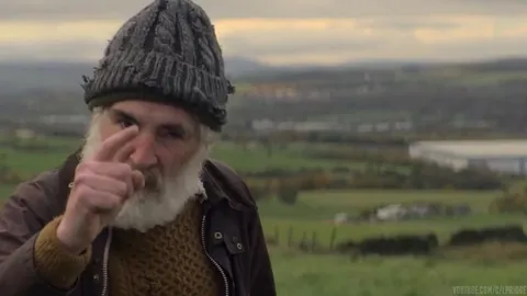 Старик яростно посылает всех нахуй