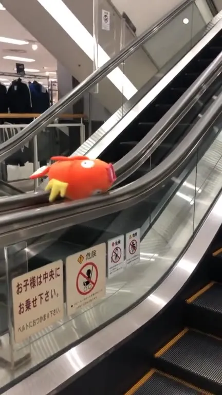 エスカレーターで転げ落ちるぬいぐるみ
