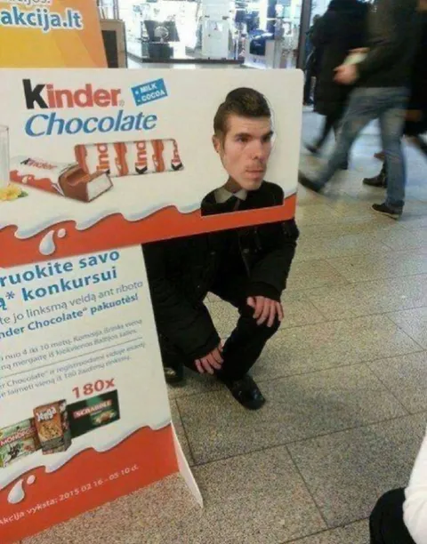 Человек внутри рекламы Kinder