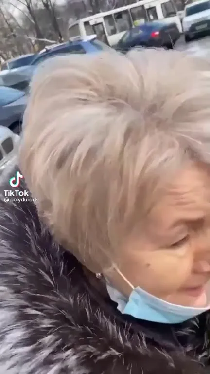 Женщина ищет припаркованную машину