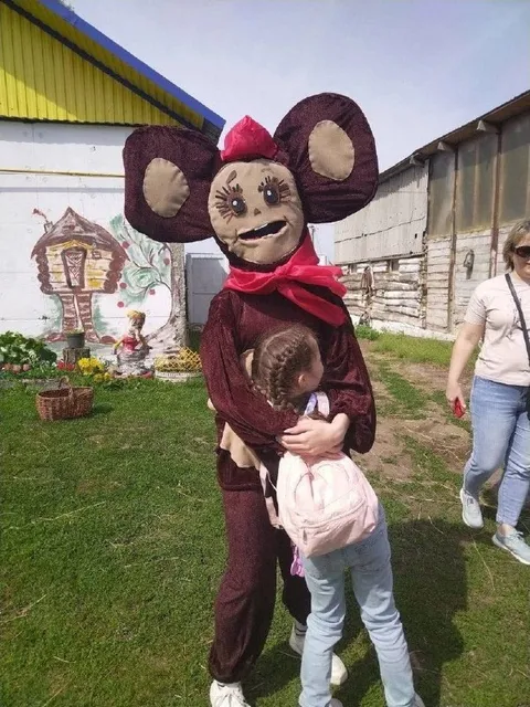 Чебурашка обнимает ребёнка