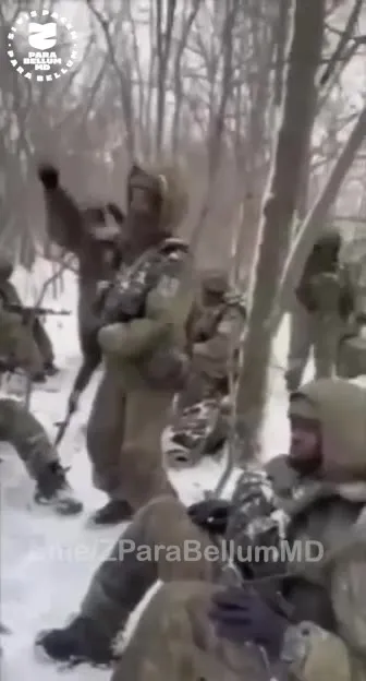 Солдаты поют в зимнем лесу