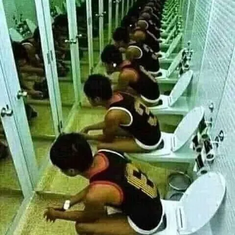 Мужчина и бесконечные отражения