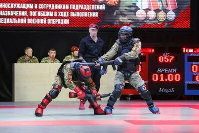 Бойцы на соревнованиях по борьбе